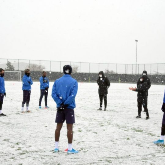 Erzurumspor, ilk idmanını kar yağışı altında yaptı