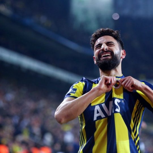 Fenerbahçe Mehmet Ekici’yle el sıkıştı