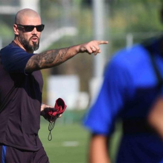 Valdes, 4. ligde göreve başladı