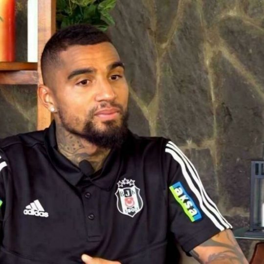 Boateng: Bana muz ve su attılar