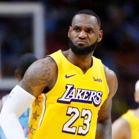 LeBron: Diz çökmek bayrağa saygısızlık değil