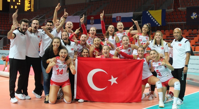 Voleybolda genç kızlar zirveyi bırakmıyor