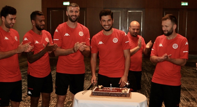 Antalyaspor’da Nuri Şahin’e doğum günü kutlaması