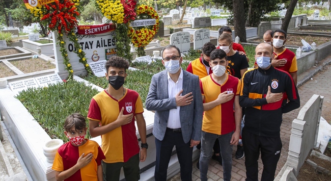 Bakan Kasapoğlu Metin Oktay’ı kabri başında andı