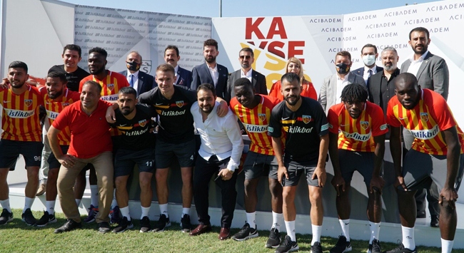 Kayserispor’da 9 futbolcu için imza töreni düzenlendi