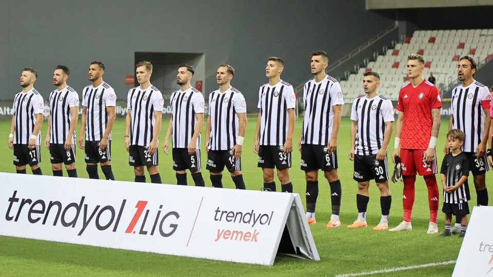 1. Lig’de son sırada yer alan Altay’da 25 futbolcu forma giydi