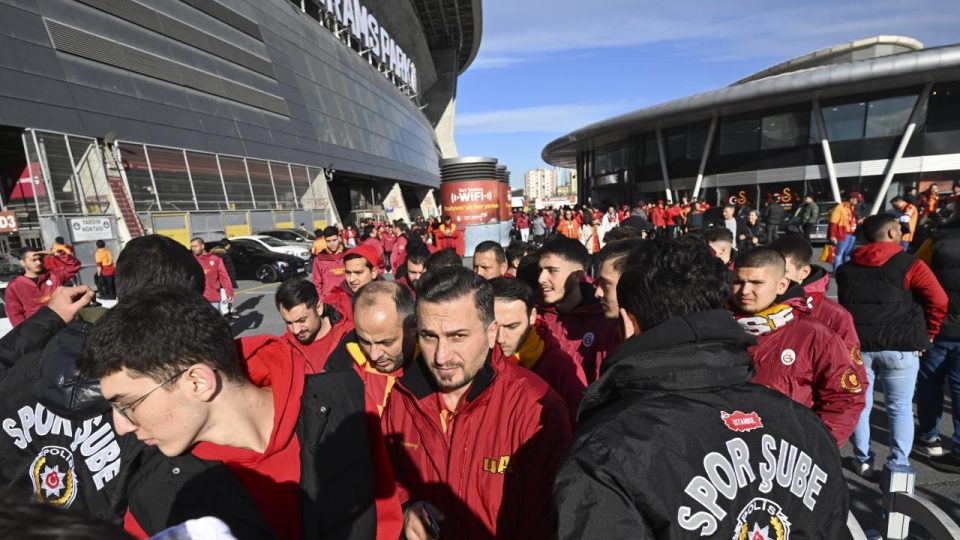 Galatasaray taraftarı derbi için Kadıköy’e gitti