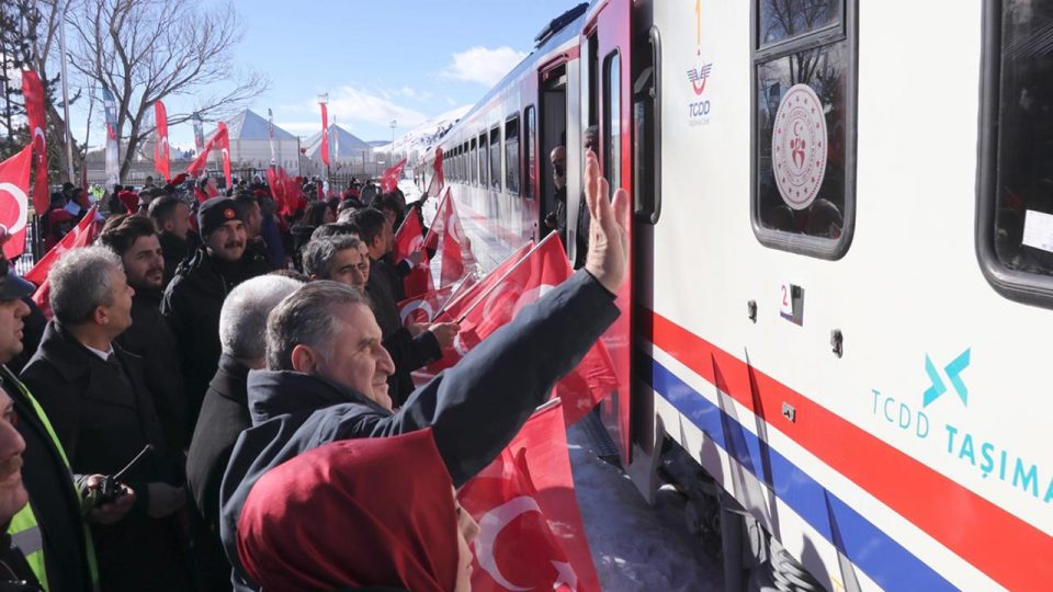 Bakan Bak Doğu Ekspresi’yle Sarıkamış’a gelen gençleri karşıladı