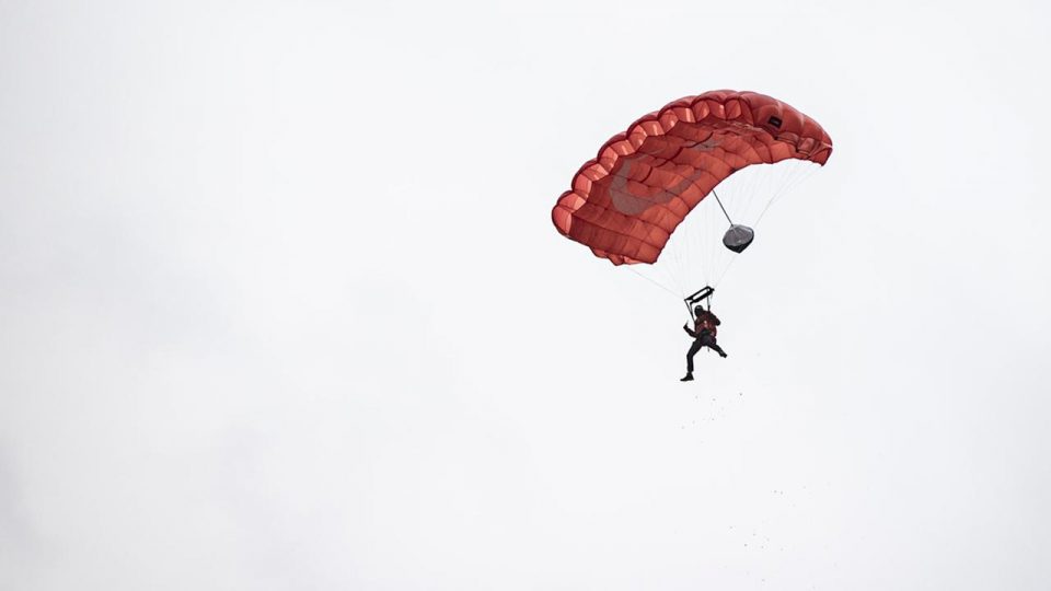 Ekstrem sporcuları Erzurum’da 230 metre yükseklikteki kayalıklardan atladı