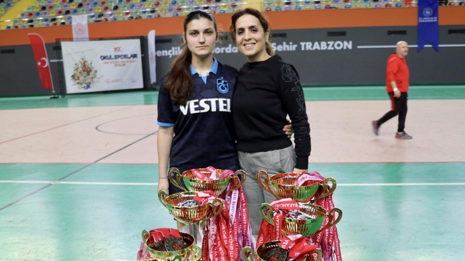 Futbolcu Selin beynindeki damar yumağından kurtulup sahalara döndü