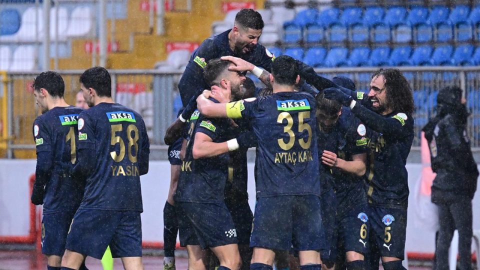 Kasımpaşa 3 puanı 3 golle aldı