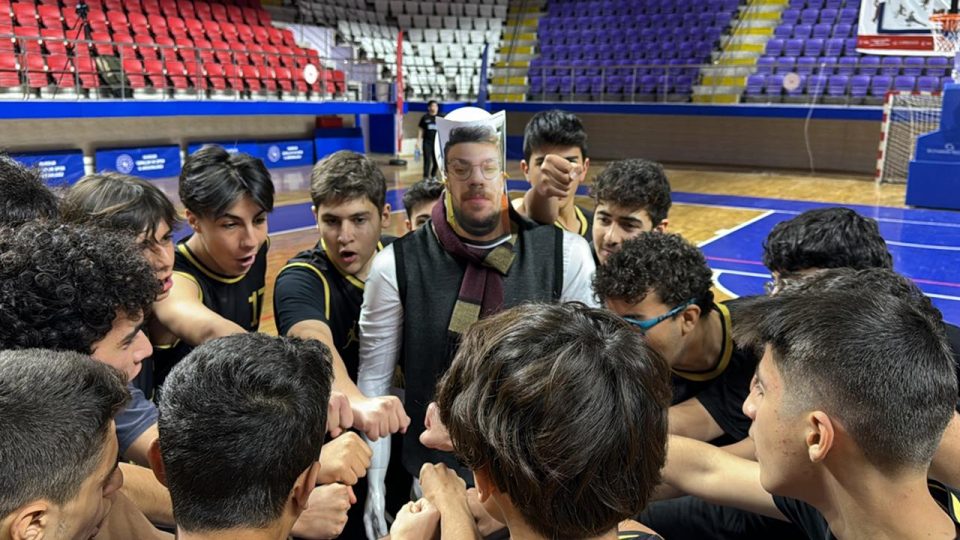 Maça çıkamayan basketbol antrenörü yerine cansız mankenini gönderdi