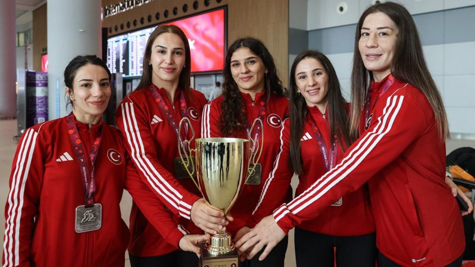 Avrupa ikincisi Kadın Güreş Milli Takımı yurda döndü