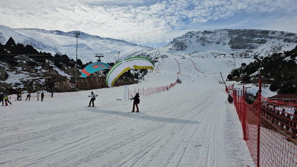 Ekstrem sporcuları Erzincan’da “yamaç paraşütüyle kayak” yaptı