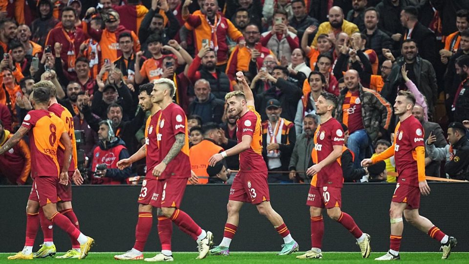 Galatasaray savunmasıyla öne çıkıyor