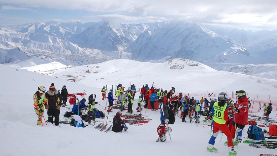 Hakkari’deki kayak merkezi farklı illerden sporcularla şenlendi