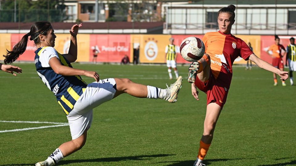 Kadın futbolunda da zirve yarışı Galatasaray ile Fenerbahçe arasında geçiyor