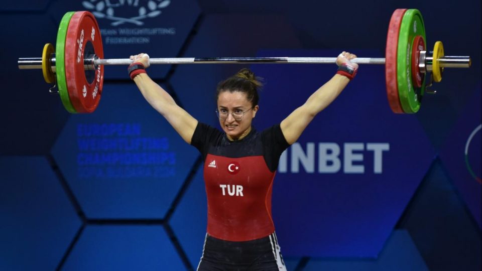 Milli halterci Aysel Özkan’dan bronz madalya