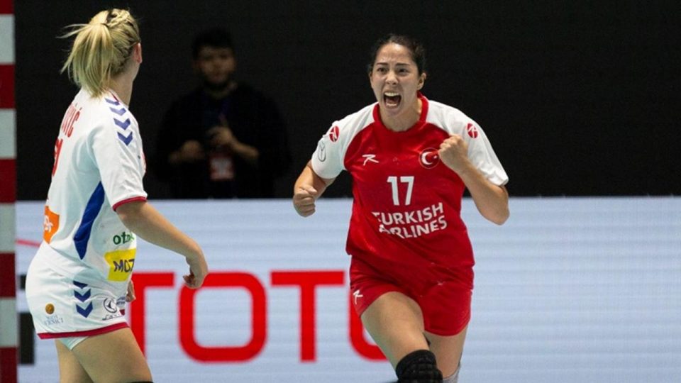 Milli hentbolcu Beyza İrem Türkoğlu Polonya’ya transfer oldu